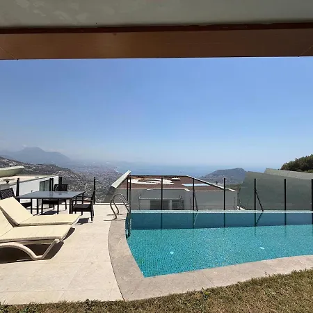 Detached With Full And Sea Views Huvilat
